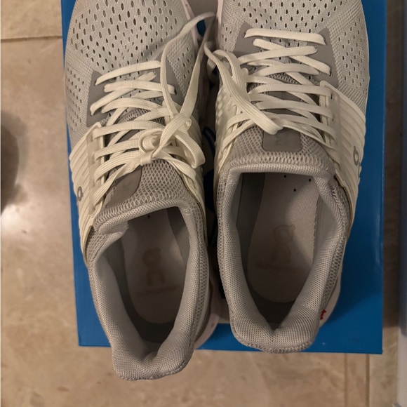 On Running Women's White and Gray Sneakers excellent condition - Picture 6 of 8